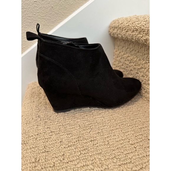 🪻🌹Awesome, comfy faux-suede black booties. EUC Barely wore. Bundle and save! - Picture 3 of 11
